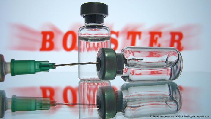 Третата доза ваксина защитава по-добре от силно разпространяващия се вариант
