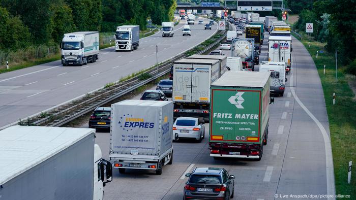 Regra que restringe tráfego de caminhões aos domingos na Alemanha está em vigor desde 1956