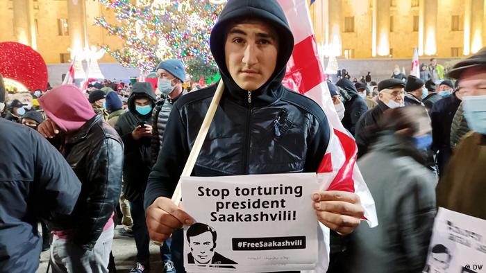 Участник демонстрации в Тбилиси в поддержку экс-президента Грузии Михаила Саакашвили