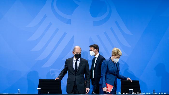 Канцеларот Олаф Шолц (лево) со покраинските премиери на Северна Рајна-Вестфалија, Хендик Вист и на Берлин, Франциска Гифај на пресконференција по состанокот за новите ковид-мерки во Германија