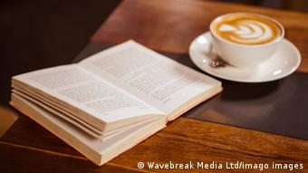 Βιβλίο και κούπα καφέ