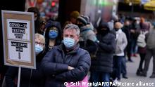 Menschen warten in einer Schlange vor einem Covid-Testzentrum am Times Square. In den USA ist die Zahl der nachgewiesenen Infektionen mit dem Coronavirus seit Beginn der Pandemie auf mehr als 50 Millionen angestiegen. +++ dpa-Bildfunk +++