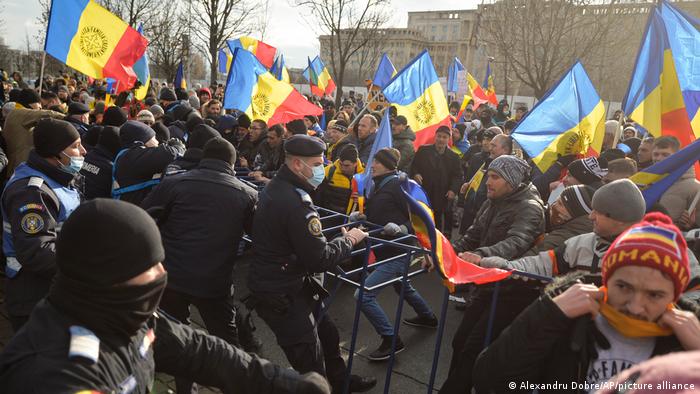 Riot police scuffle with anti-green pass protesters in Bucharest