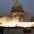 Polisi menggunakan granat kilat saat menghadapi massa kerusuhan Capitol pada 6 Januari 2021