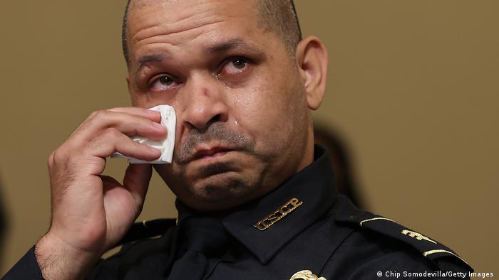 El policía Aquilino Gonell se enjuga las lágrimas.