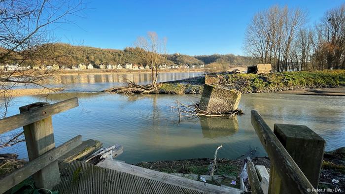 Les rives de la rivière Ahr jonchées de morceaux de pierre et de bois 