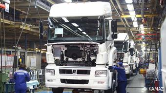 Производство грузовиков на автозаводе КАМАЗ в Набережных Челнах 