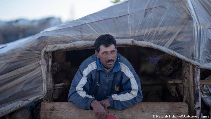 Der Hirte Alhassan schaut aus seinem Zelt in Timahdite in Marokko, (AP Photo/Mosa'ab Elshamy)