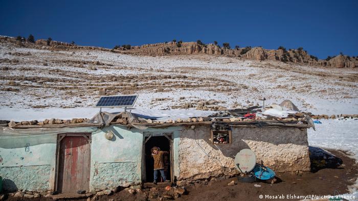 Ihsan steht in der Tür der Hütte ihrer Familie im Atlasgebirge (AP Photo/Mosa'ab Elshamy)