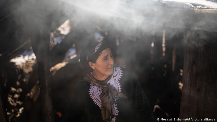 Frau in Timahdite steht an einem Ofen und backt Brot . (AP Photo/Mosa'ab Elshamy)