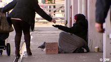 DW TV Beitrag BillyChips help UK homeless .
A passerby donates to a homeless person in Bristol.
Rechte: DW
