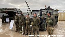 Deutsche und niederländische Soldaten (r) stehen als gemischte Besatzung vor dem gepanzerten Truppentransporter „Boxer“, der zur Ausrüstung des Nato-Gefechtsverbandes in Litauen gehört. (zu dpa: Ein Brodeln an der Ostflanke der Nato - Ministerin besucht Soldaten) +++ dpa-Bildfunk +++
