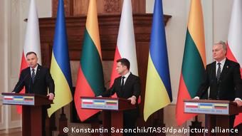 Επίσκεψη του Ζελένσκι στην Πολωνίατο Δεκέμβριο του 2021. Δεξιά ο πρόεδρος της Λιθουανίας