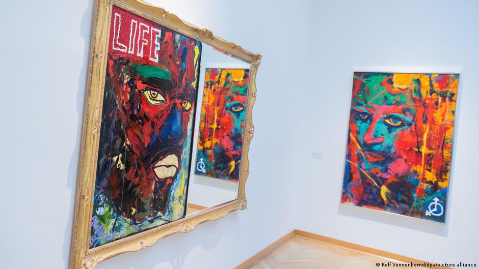 Las obras Backlash (l, 1991) y Self Portrait (1988) de Sylvester Stallone cuelgan en la exposición Sylvester Stallone - 75th Birthday Retrospective en el Museo Osthaus.
