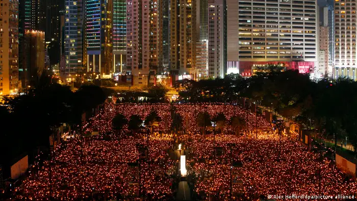 香港维多利亚公园纪念六四烛光守夜集会的情景，今后也许再也看不到 