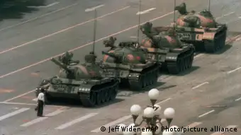 1989年6月4日，北京的学潮遭到暴力镇压，震惊全球 