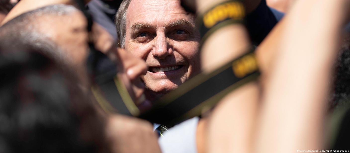 Ex-presidente do Brasil, Jair Bolsonaro sorri em meio a aglomeração 