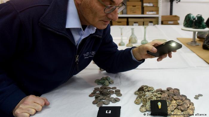 Recuperados dos naufrágios estavam centenas de moedas romanas de prata e bronze