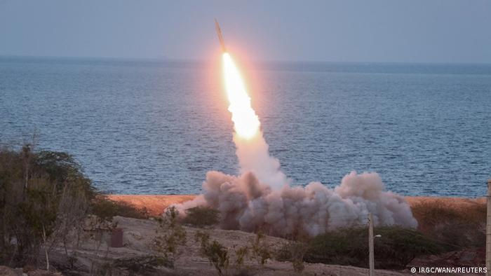 Eine Rakete wird an einem Küstenstreifen direkt am Meer abgefeuert