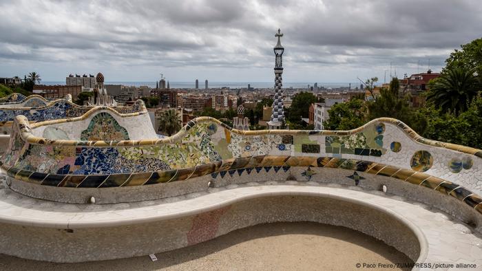 Un banco de porcelana artística en la cueva del parque.