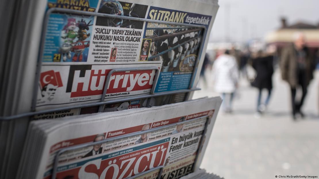 Disa media turke në një kioskë