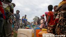 Dozens of women and girls queue for water after MSF trucked 8,000 litres of water to an open space on the outskirts of Mueda, a town in the northern Mozambican province of Cabo Delgado, where hundreds of newly arrived displaced people have been temporarily relocated by the authorities.