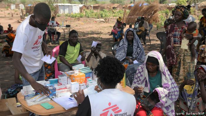 Enfermeira dá medicamentos a populações de Cabo Delgado