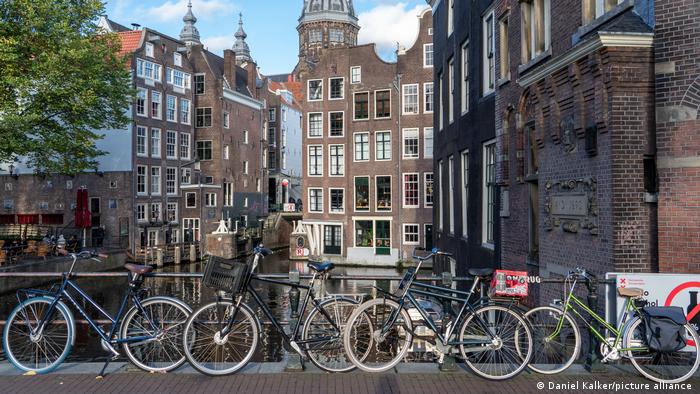 Di Amsterdam, sepeda menguasai jalanan