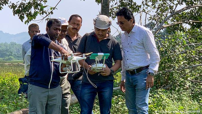 ड्रोन से एक हाथी का पता लगाने की कोशिश करते असम के वन अधिकारी