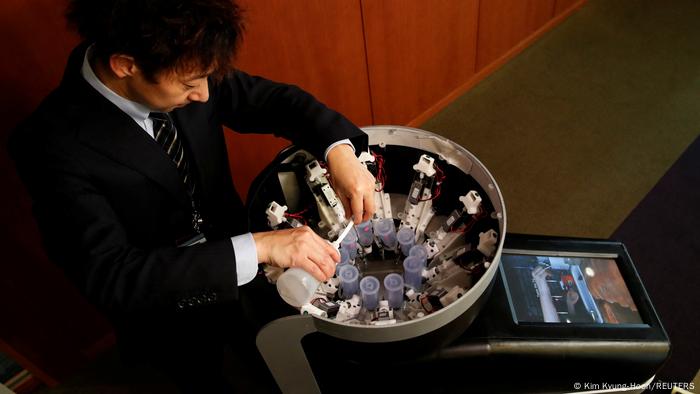 El profesor de la Universidad de Meiji, Homei Miyashita, rellena botes de sabores mientras hace una demostración en el Taste the TV.