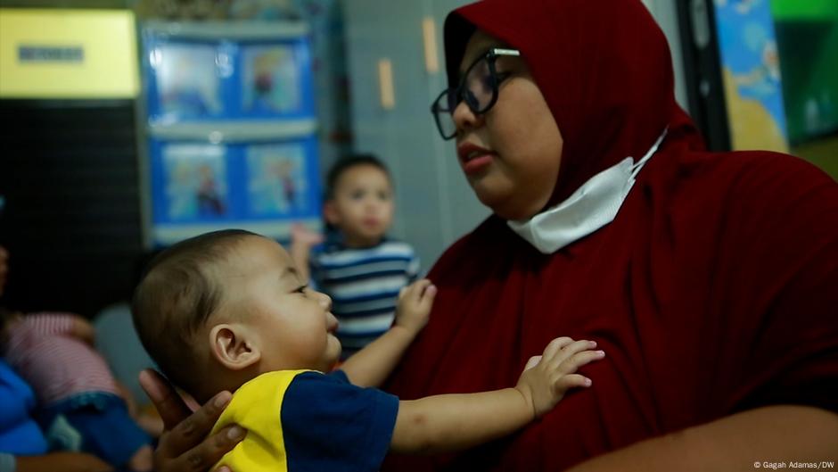 Indonesian mother takes in 63 children – DW – 12/24/2021