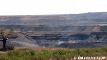 Ort: Moatize, Provinz Tete, Mosambik
Datum: 18. November 2021
Die Kohlemine des brasilianischen Rohstoffkonzerns Vale im mosambikanischen Ort Moatize. Hier baut der Konzern im Tagebau Kohle ab. Blick vom Viertel Bairro do Bagamoio auf die Mine. Die Kohlemine Moatize in der Provinz Tete in Mosambik ist gemessen an den Reserven eine der größten Kohleminen der Welt. Das von der Vale-Tochtergesellschaft Vale Moçambique betriebene Bergwerk produziert seit August 2011 im Tagebau. Im Jahr 2021 hat Vale angekündigt, die Mine komplett zu verkaufen zu wollen, da sich das Unternehmen generell aus der Kohleförderung zurückziehen möchte.