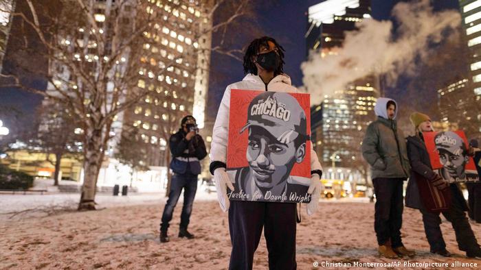 Gerechtigkeit für Daunte Wright steht auf Plakaten von Demonstranten 
