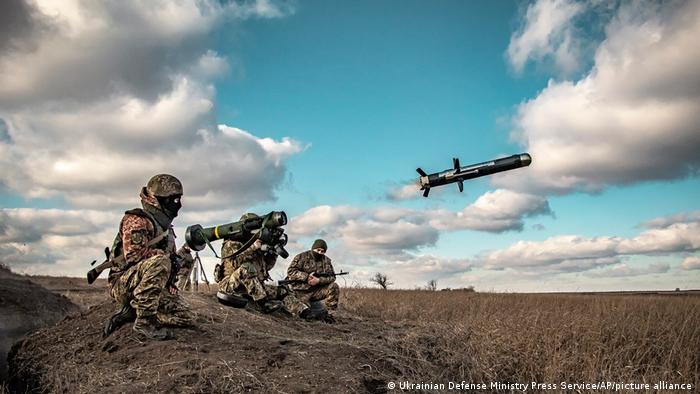 Украинские солдаты производят запуск ракеты из комплекса Javelin