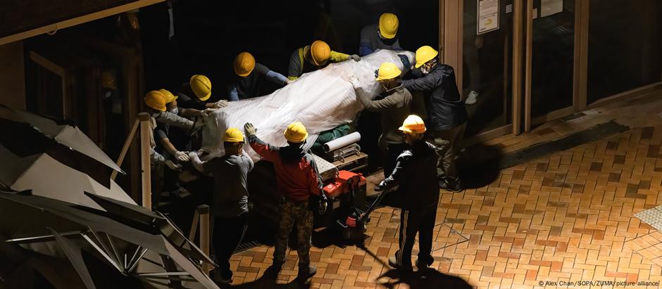 Trabalhadores removeram a estátua 