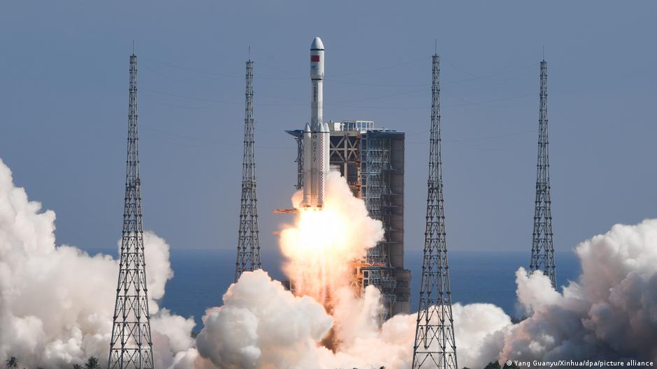 中國23日成功發射試驗十二號衛星01星、02星。台灣方面傳出有民眾目擊衛星發射的實況，引起網民熱烈討論。