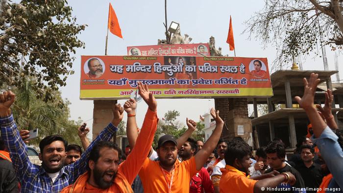 A man in an orange shirt holds a rally in India 