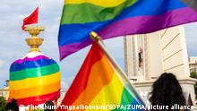 August 28, 2021, Bangkok, Thailand: Democracy Monument is wrapped with LGBTQ+ flag during the protest..Pro-democracy protesters gathered at Democracy Monument to support the resignation of Prayuth Chan-O-Cha, Thailand's prime minister. (Credit Image: © Phobthum Yingpaiboonsuk/SOPA Images via ZUMA Press Wire