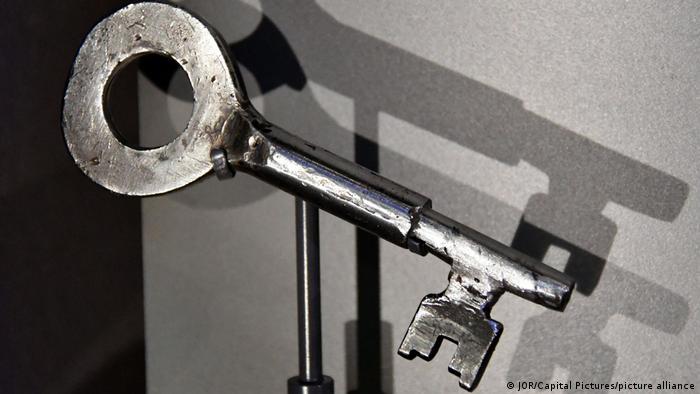 La clé de la cellule de prison de Nelson Mandela sur un stand d'exposition