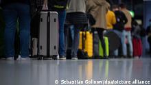 Passagiere stehen auf dem Flughafen Frankfurt am Check-In von Singapore Airlines für einen Flug nach New York an. Ab dem 8. November sind Flüge mit geimpften EU-Bürgern in die USA wieder erlaubt.