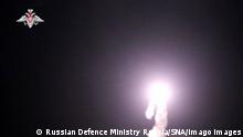 Russia Zirkon Missile Launch 6722364 16.12.2021 In this handout video grab released by the Russian Defence Ministry, a Zircon hypersonic cruise missile is fired from the Admiral Gorshkov frigate, in the White Sea, Russia. Editorial use only, no archive, no commercial use. Russian Defence Ministry Russia PUBLICATIONxINxGERxSUIxAUTxONLY Copyright: xx 