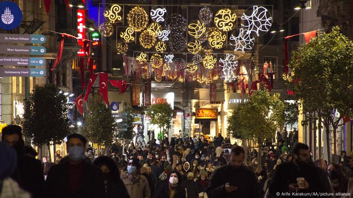 Istanbul Türkei | Weihnachten: Beleuchtete Istiklal-Straße