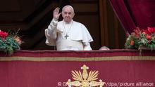 25.12.2021+++Vatikan++++
Papst Franziskus winkt der Menge zu, bevor er vom Hauptbalkon des Petersdoms aus, den Weihnachtssegen «Urbi et Orbi» (der Stadt und dem Erdkreis) erteilt. +++ dpa-Bildfunk +++