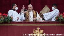 25.12.2021+++Vatikan++++
Papst Franziskus spricht den Weihnachtssegen «Urbi et Orbi» (der Stadt und dem Erdkreis) vom Hauptbalkon des Petersdoms aus. +++ dpa-Bildfunk +++