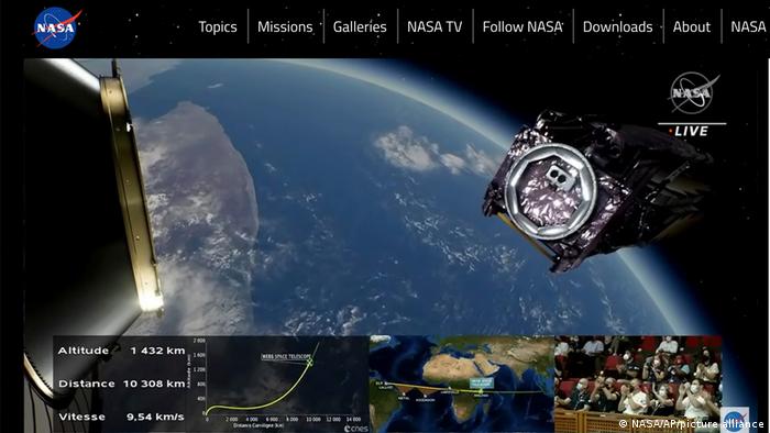 Bild-Collage: Das James-Webb-Weltraumteleskop schwebt über der Erde, darunter ist seine Position auf einem Computerbildschirm zu sehen sowie die Forschenden, die Applaus klatschen 
