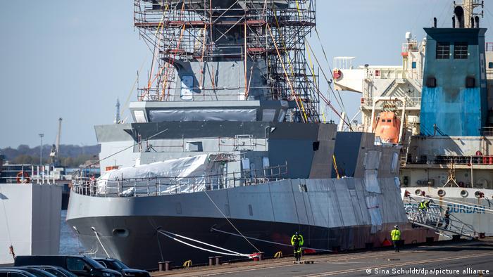 Mısır'ın, Yemen'deki çatışmalara askerî olarak dahil olmasına rağmen Almanya ülkeye fotoğrafta görülen Meko 200 tipi donanma gemisi sevkiyatı gerçekleştirdi.
