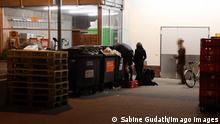 ***Archivbild***
Containern - Jugendliche suchen nach Lebensmitteln in Müllcontainern in Berlin
