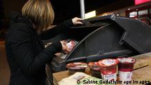 ***Archivbild***
Containern - Jugendliche sucht bei Nacht nach Lebensmitteln in einer Bio Gut-Tonne in Berlin