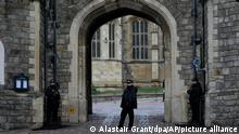 25.12.2021+++Windsor, UK+++
Polizisten bewachen das Tor von Schloss Windsor am ersten Weihnachtstag. Die britische Königin Elizabeth II. ist wegen der anhaltenden Corona-Pandemie auf Schloss Windsor geblieben, anstatt Weihnachten auf ihrem Landsitz Sandringham zu verbringen. +++ dpa-Bildfunk +++