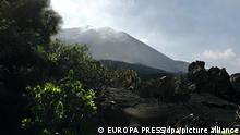 25.12.21 *** Der Vulkan Cumbre Vieja, an dem Tag, an dem seine Eruption offiziell beendet wurde. Für die leidgeprüften Menschen auf der zu Spanien gehörenden Kanareninsel La Palma gab es am Samstag (25.12.2021) ein besonderes Weihnachtsgeschenk. Der Vulkanausbruch sei nach Einschätzung der Experten nach rund drei Monaten beendet, teilte das örtliche Notfallkomitee Pevolca bei einer Pressekonferenz mit. +++ dpa-Bildfunk +++